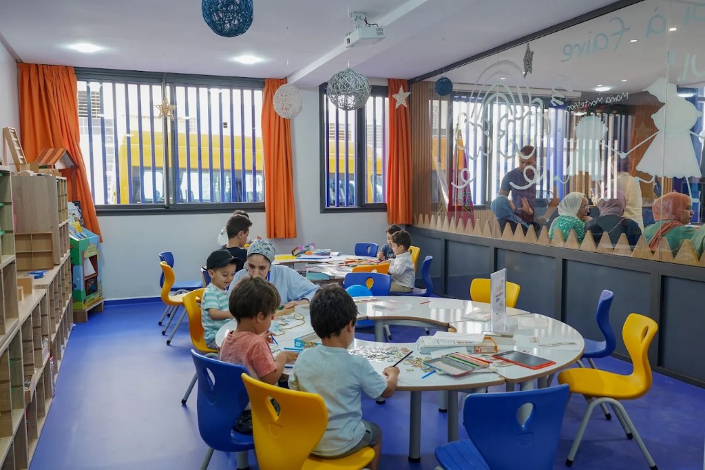 Salle de classe maternelle et primaire : apprentissages manipulatoires et accompagnement pédagogique